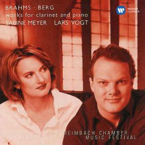 收聽Sabine Meyer的Berg: 4 Pieces for Clarinet and Piano, Op. 5: No. 3, Sehr rasch (Live at Heimbach Spannungen Festival, 2002)歌詞歌曲