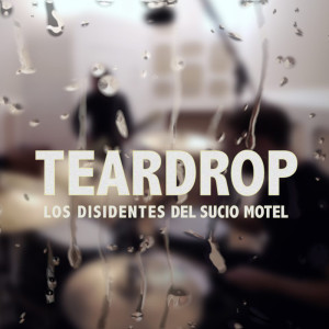 ดาวน์โหลดและฟังเพลง Teardrop พร้อมเนื้อเพลงจาก Los Disidentes del Sucio Motel