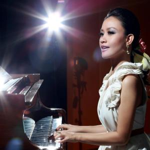 ดาวน์โหลดและฟังเพลง Ladoukarn พร้อมเนื้อเพลงจาก Aluna