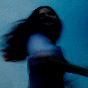 Dengarkan lagu Sementara Biru nyanyian Humidumi dengan lirik