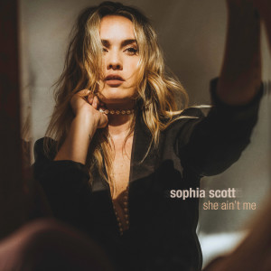 收聽Sophia Scott的She Ain't Me歌詞歌曲