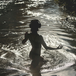Healing Water Sounds的專輯River Zen: Music for Yoga Relaxation