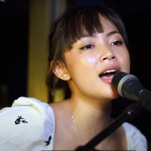 ดาวน์โหลดและฟังเพลง Kesalahan พร้อมเนื้อเพลงจาก Tik Sis