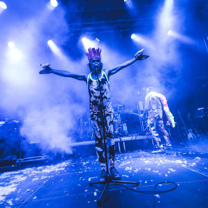 Dengarkan lagu Sam u vodi nyanyian Let 3 dengan lirik