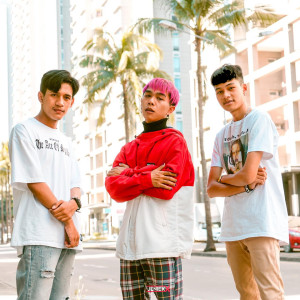 Dengarkan lagu ดอกไม้ช่อนี้ nyanyian 1NP2 dengan lirik