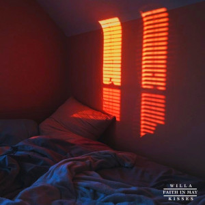 ดาวน์โหลดและฟังเพลง Kisses พร้อมเนื้อเพลงจาก Faith In May