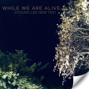 ดาวน์โหลดและฟังเพลง While we are alive พร้อมเนื้อเพลงจาก Ji Young Lee