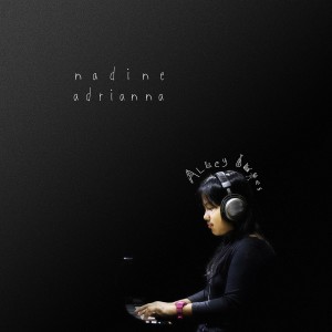 Dengarkan lagu Thirty Second nyanyian Nadine Adrianna dengan lirik