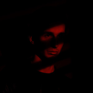 Dengarkan lagu Это не так (Explicit) nyanyian MostEntoni dengan lirik