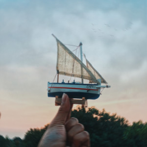 Listen to Kapal Pesiar song with lyrics from Biru Baru