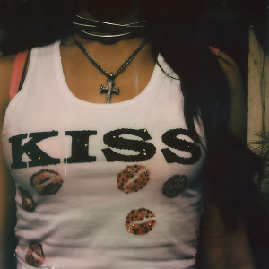 ดาวน์โหลดและฟังเพลง Kiss Kiss พร้อมเนื้อเพลงจาก Kaeyra