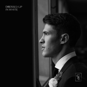 ดาวน์โหลดและฟังเพลง Dressed Up In White พร้อมเนื้อเพลงจาก Calvin Bred