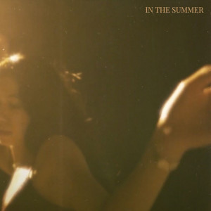 Dengarkan In The Summer lagu dari Linda Vinta dengan lirik