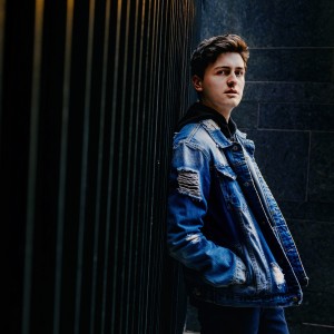 Listen to Party song with lyrics from Gus