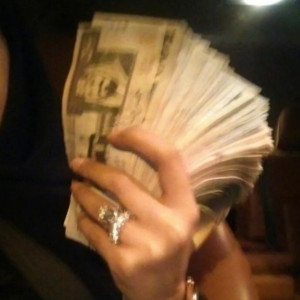 ดาวน์โหลดและฟังเพลง CASH (Explicit) พร้อมเนื้อเพลงจาก 44BOINEAR