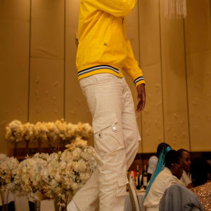 收聽Chilli的Waiting (feat. TLB)歌詞歌曲