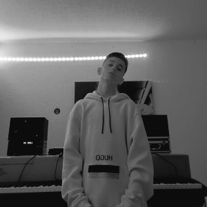 Listen to Lyrisches Monster song with lyrics from Saro