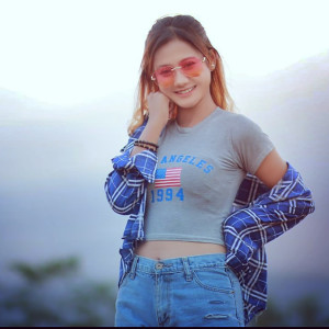 Dengarkan Emang Gue Cantik lagu dari Fira Santika dengan lirik