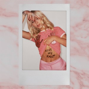 ดาวน์โหลดและฟังเพลง Ain't My Fault พร้อมเนื้อเพลงจาก Zara Larsson