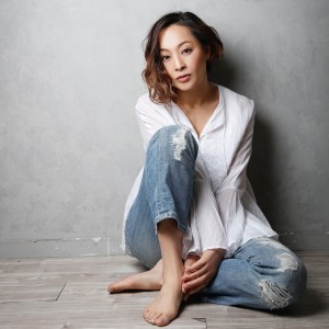 Dengarkan We love the EARTH from HIROSHIMA (日本語バージョン) lagu dari 歌心りえ dengan lirik