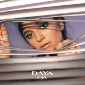 ดาวน์โหลดและฟังเพลง Safe พร้อมเนื้อเพลงจาก Daya