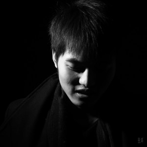Listen to 空白 (伴奏) song with lyrics from 张洱