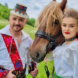 Listen to Când Îți Văd Mândră Ochii song with lyrics from Marius Iusco