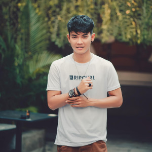 ดาวน์โหลดและฟังเพลง Kau Telah Berdusta พร้อมเนื้อเพลงจาก Tri Suaka