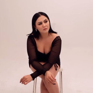 Listen to Herşey Bitti (Remix) song with lyrics from Esin Kaya