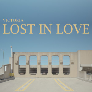 Dengarkan lagu Lost in Love nyanyian Victoria dengan lirik