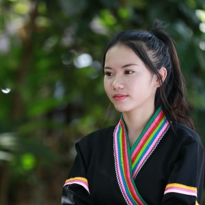 Listen to ສາວບ້ານເກິນຍັງຄອຍ (สาวบ้านเกินยังคอย) song with lyrics from Phon una