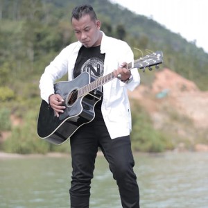 Listen to Antara Aku Kau dan Orang Tuamu song with lyrics from Andra Respati