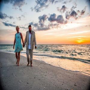 ดาวน์โหลดและฟังเพลง Tell Laurie I Love Her พร้อมเนื้อเพลงจาก Daniel V. Hoffman