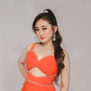 Listen to Hou Lai (Remix Live) song with lyrics from Helen Huang