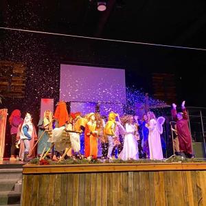 收聽Judson Jenkins的The Perfect Gift (feat. Bella Trent, Kitrah Hall & Joy Jenkins)歌詞歌曲