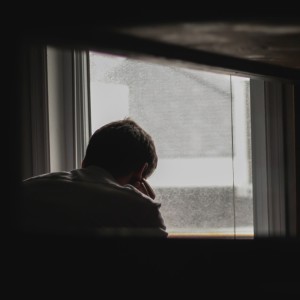 收聽Raka Suara的Hanya Bisa Mengikhlaskan歌詞歌曲