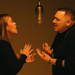 ดาวน์โหลดและฟังเพลง Una lágrima y un beso พร้อมเนื้อเพลงจาก Andrea Paracuto