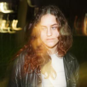 ดาวน์โหลดและฟังเพลง middle of nowhere (Explicit) พร้อมเนื้อเพลงจาก LIVIA