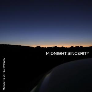 Dengarkan lagu Midnight Sincerity(feat. Pimazzoli) nyanyian Moggie The Cat dengan lirik
