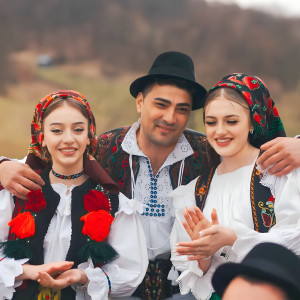 Listen to Tăt Vrea Tata Să Mă-Nsor song with lyrics from Deti Iuga