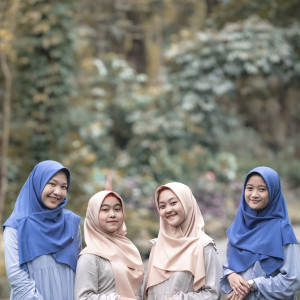 Listen to Manusia Terbaik song with lyrics from Aisya Sabina