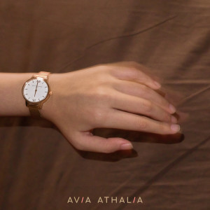 收听Avia Athalia的Sempat歌词歌曲