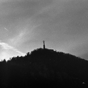 ดาวน์โหลดและฟังเพลง insomnia พร้อมเนื้อเพลงจาก emmelina