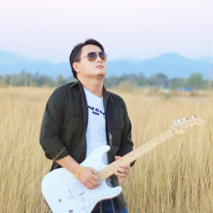 收听MANG VANG的Txhob Sim Poj Niam歌词歌曲