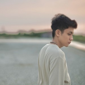 Dengarkan Aku dan Posesifmu lagu dari Bagaskuur dengan lirik