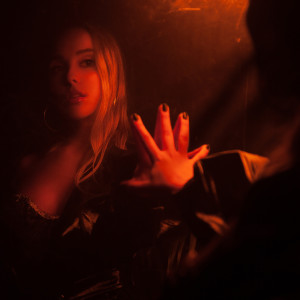 Listen to ID song with lyrics from Farrah