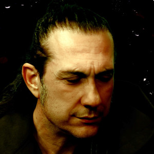 Dengarkan lagu Yalgızam nyanyian Kiraç dengan lirik