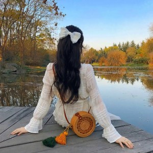 Dengarkan lagu Monsters (小草哥) nyanyian Katie Sky dengan lirik