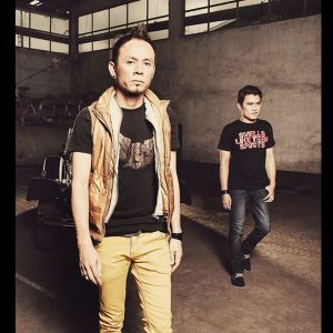 ดาวน์โหลดและฟังเพลง Kesalahan Cinta พร้อมเนื้อเพลงจาก Joker Band