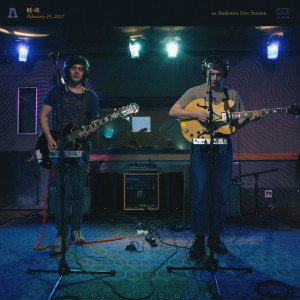 Dengarkan lagu Stay Young (Audiotree Live Version) nyanyian NE-HI dengan lirik